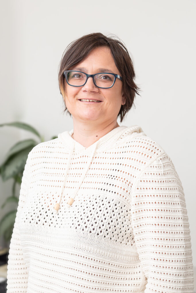 Auf diesem Bild sieht man Nicole Ernst, Bilanzbuchhalterin aus Graz und Graz & Umgebung. Sie lächelt leicht in die Kamera und steht nach links gedreht in die Kamera.