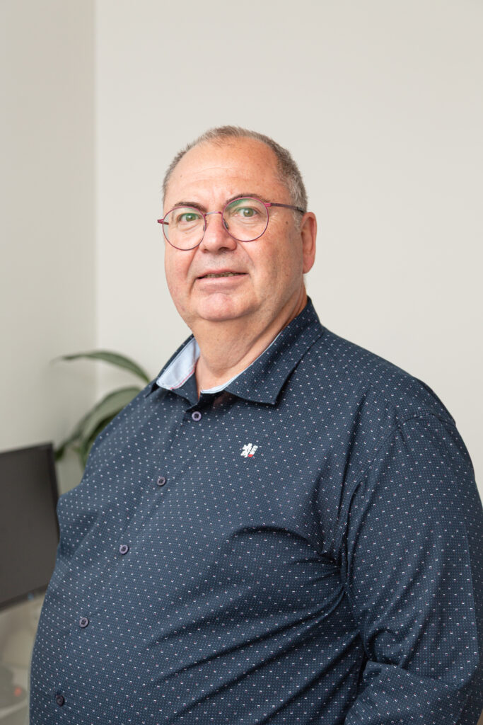 Auf diesem Bild sieht man Mag. Walter Gusel Steuerberater aus Graz und Graz & Umgebung. Er lächelt leicht in die Kamera und steht nach links gedreht in die Kamera.